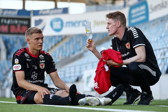 Kalmars Svante Ingelsson pratar med assisterande tränare