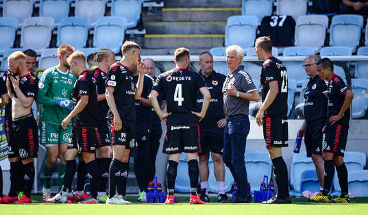 Kalmars tränare Nanne Bergstrand med spelarna