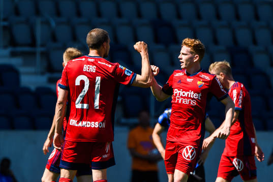 Djurgårdens Erik Berg jublar med lagkamrater