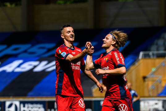 Djurgårdens Haris Radetinac och Oscar Pettersson jublar