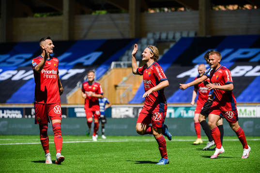 Djurgårdens Haris Radetinac och Oscar Pettersson jublar