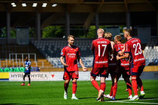 Djurgårdens Jacob Une Larsson jublar med lagkamrater
