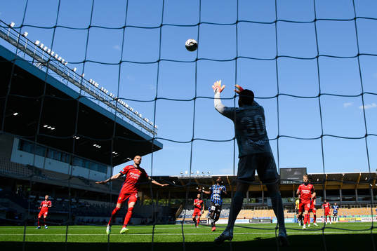 Djurgårdens Erik Berg och målvakt Tommi Vaiho försvarar
