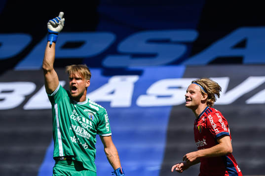 Sirius målvakt Lukas Jonsson reagerar