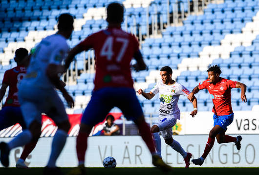 Varbergs Daniel Krezic och Helsingborgs Joseph Ceesay