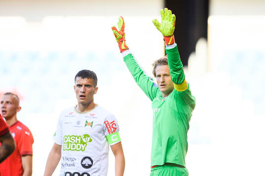 Varbergs Astrit Seljmani och Helsingborgs målvakt Anders