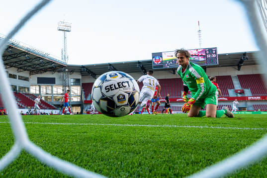 Helsingborgs målvakt Anders Lindegaard ser 0-1 gå in i