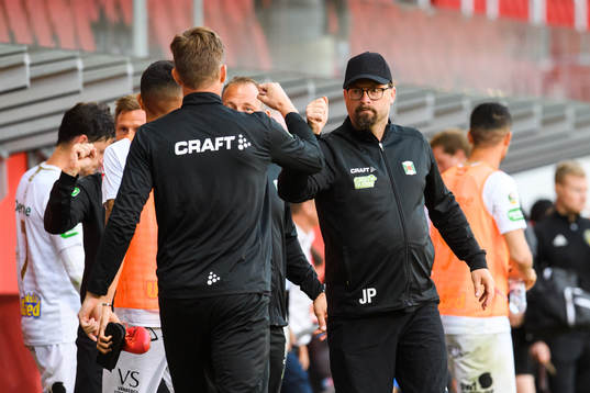 Varbergs tränare Joakim Persson jublar