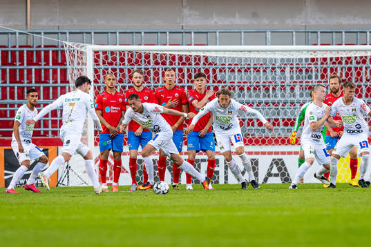 Varbergs Robin Tranberg med en frispark