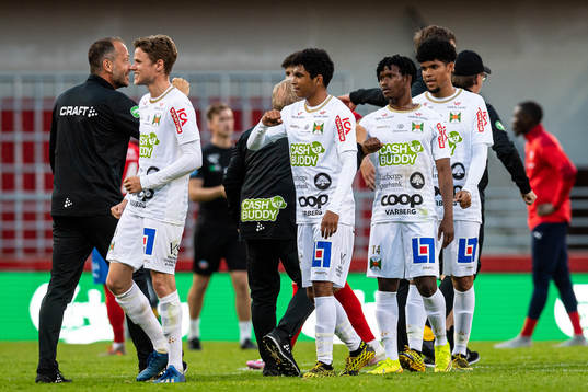 Varbergs spelare och ledare jublar