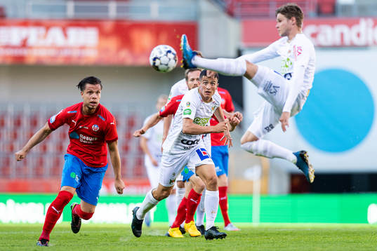 Helsingborgs Erik Figueroa i en situation med Varbergs