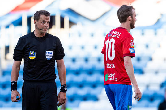 Domare Andreas Ekberg ger Helsingborgs Rasmus Jönsson en