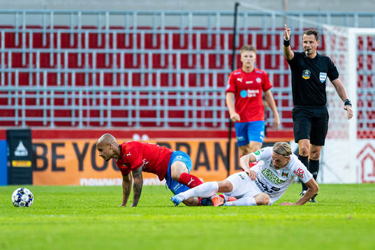 Domare Andreas Ekberg dömer frispark