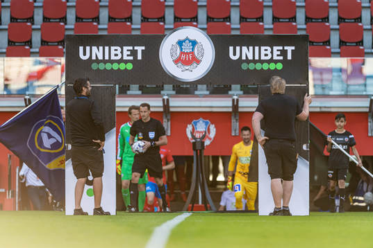 Spelarna gör entré till fotbollsmatchen i Allsvenskan