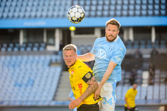 Mjällbys David Löfquist och Malmö FFs Lasse Nielsen