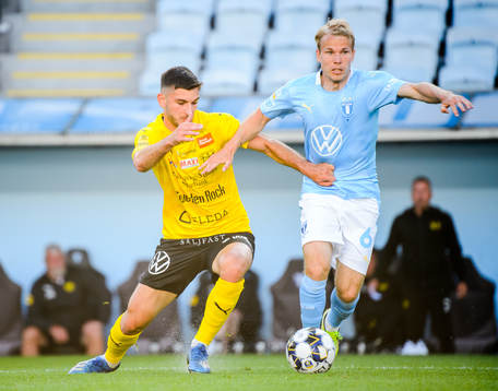 Mjällbys Besard Sabovic och Malmö FFs Oscar Lewicki