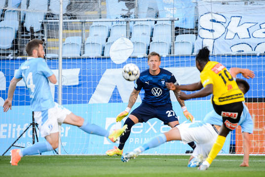 Mjällbys Mamudu Moro oroar framför Malmö FFs målvakt