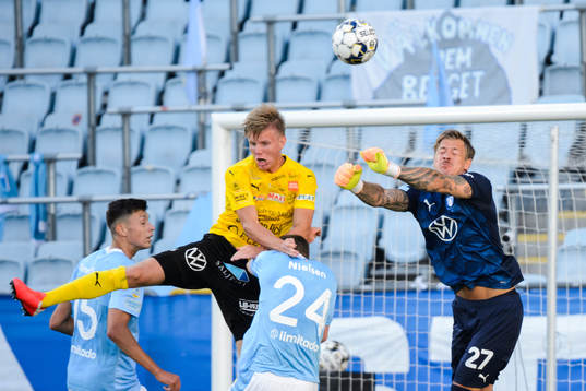 Mjällbys Eric Björkander oroar framför Malmö FFs