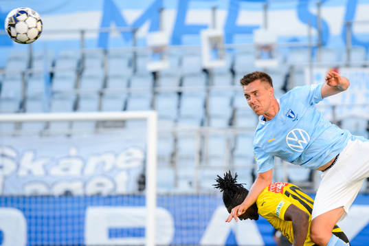 Mjällbys Mamudu Moro och Malmö FFs Jonas Knudsen