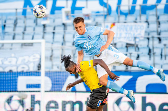 Malmö FFs Jonas Knudsen i luftduell med Mjällbys Mamudu