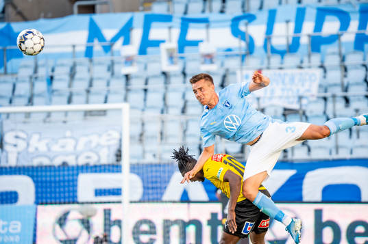 Malmö FFs Jonas Knudsen i luftduell med Mjällbys Mamudu