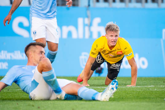 Mjällbys Eric Björkander på gräset