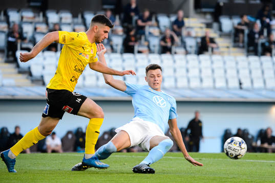 Mjällbys Besard Sabovic och Malmö FFs Anel Ahmedhodzic
