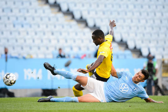 Malmö FFs Anel Ahmedhodzic skadas i en duell med Mjällbys