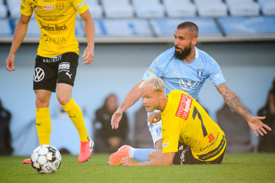Malmö FFs Guillermo Molins och Mjällbys Viktor Gustafson