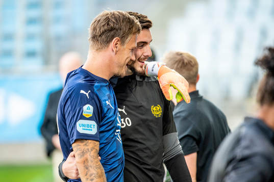 Malmö FFs målvakt Johan Dahlin kramar om Mjällbys
