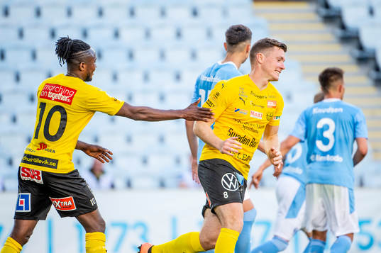 Mjällbys Viktor Agardius och Mamudu Moro grämer sig