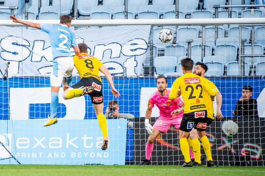 Malmö FFs Eric Larsson försöker nicka in bollen på