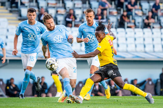 Mjällbys Mamudu Moro mot Malmö FFs Lasse Nielsen