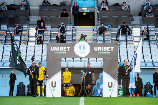 Spelarna kommer in på planen innan fotbollsmatchen i