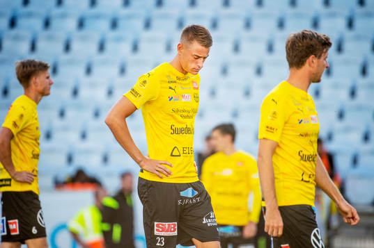Mjällbys Jesper Löfgren deppar med lagkamraterna