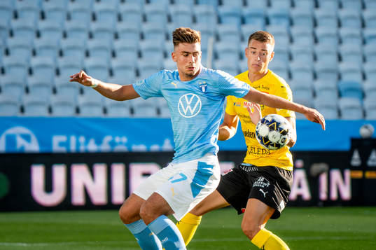 Malmö FFs Tim Prica mot Mjällbys Jesper Löfgren