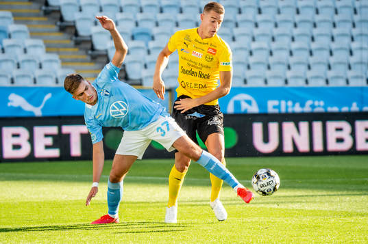 Malmö FFs Tim Prica mot Mjällbys Jesper Löfgren