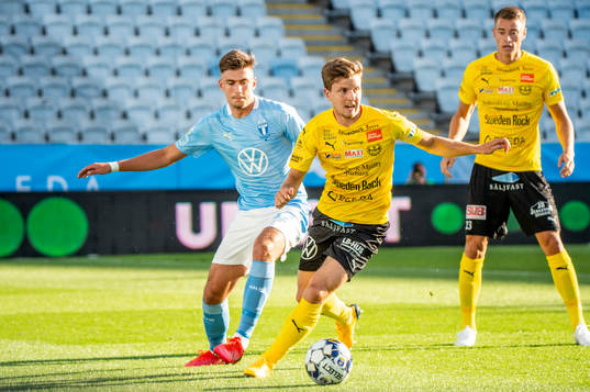 Malmö FFs Tim Prica mot Mjällbys Joel Nilsson och Jesper