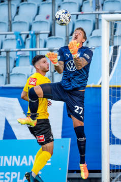 Malmö FFs målvakt Johan Dahlin mot Mjällbys Besard