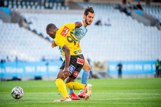 Mjällbys Moses Ogbu mot Malmö FFs Adi Nalic