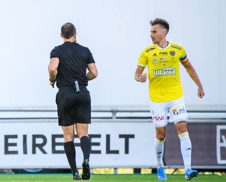 Falkenbergs Tobias Karlsson jublar