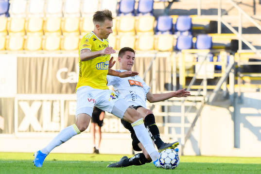 Falkenbergs Tobias Karlsson försvarar mot Häckens Leo