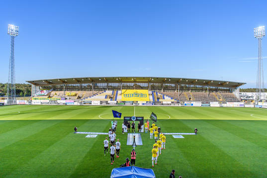Spelarna går in på planen innan fotbollsmatchen i