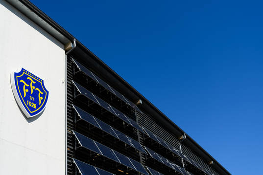 Falken bergs klubbemblem på arenans fasad