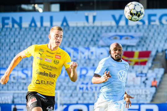 Mjällbys Jesper Löfgren och Malmö FFs Fouad Bachirou