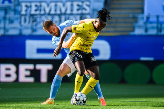 Malmö FFs Lasse Nielsen och Mjällbys Mamudu Moro