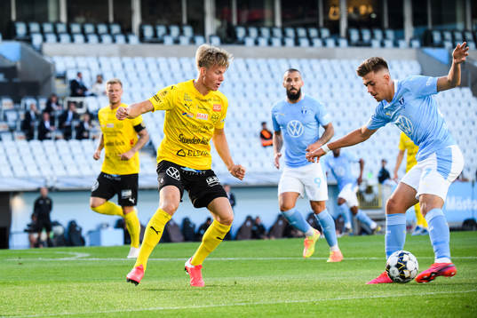 Mjällbys Eric Björkander och Malmö FFs Tim Prica