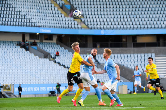Mjällbys Eric Björkander i en kamp mot Malmö FFs Anders