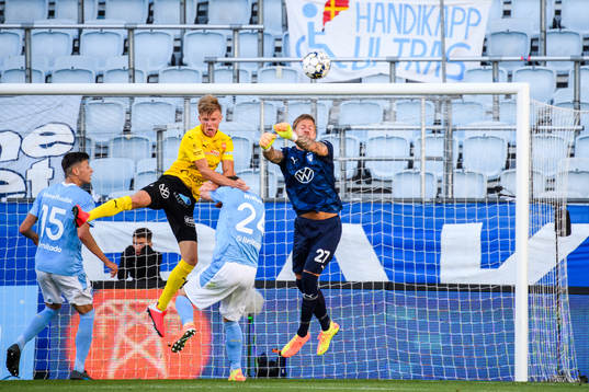 Mjällbys Eric Björkander oroar framför Malmö FFs