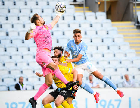 Mjällbys målvakt Carl-Johan Eriksson och Malmö FFs Tim